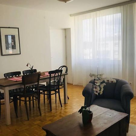 Mitten Im Achten. Zentrale Wohnung In Wien 外观 照片