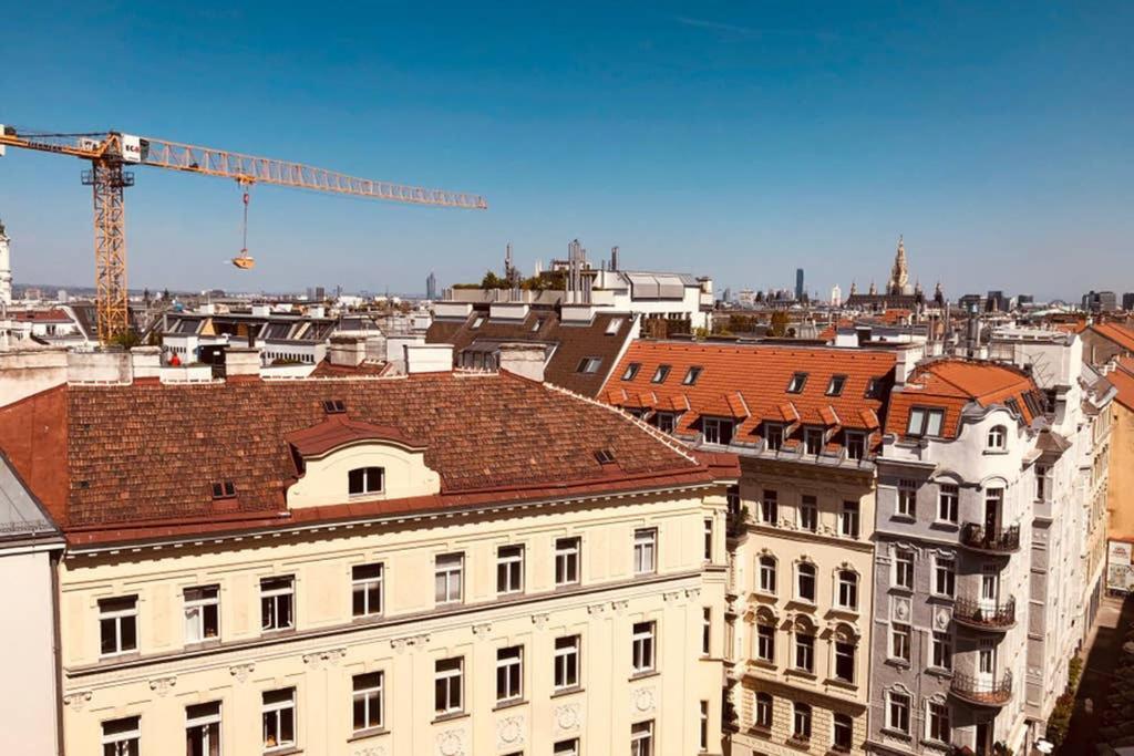 Mitten Im Achten. Zentrale Wohnung In Wien 外观 照片