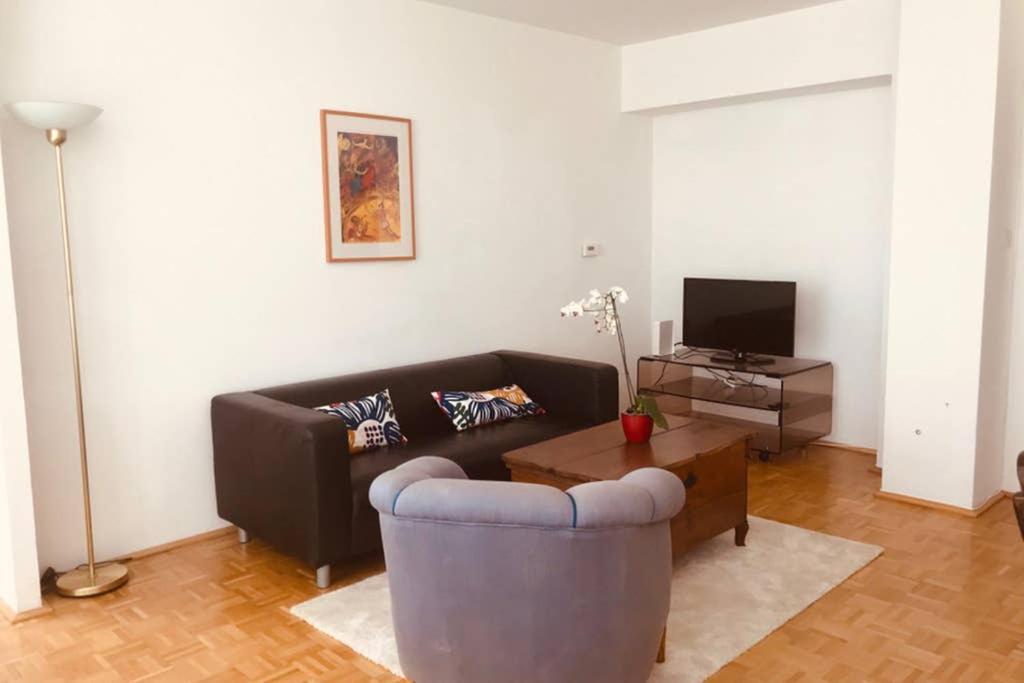 Mitten Im Achten. Zentrale Wohnung In Wien 外观 照片